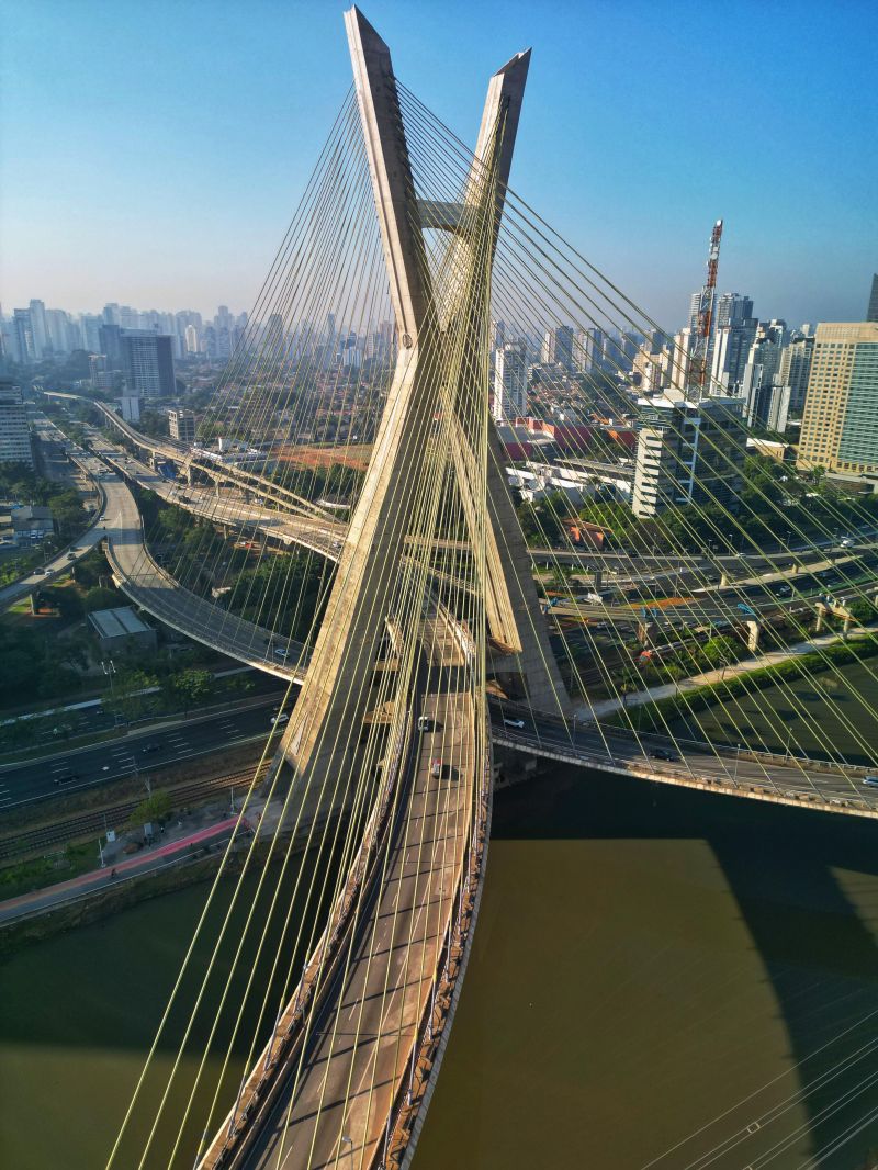 Ponte Estaiada em São Paulo, simbolizando conexões estratégicas